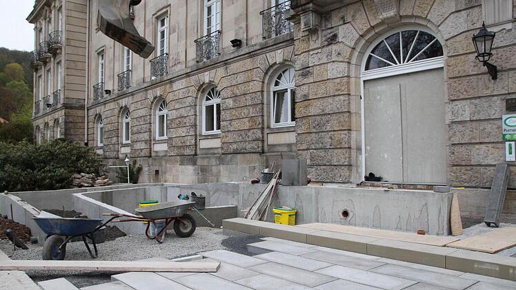 Links neben dem Haupteingang entsteht ein behindertengerechter Zugang. Dafür wird ein Fenster zur Türe umgebaut. Fotos: Ulrike Müller