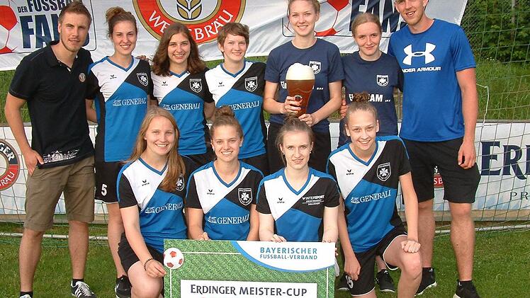 Freude herrschte bei den Damen der SpVgg Ebing, die "Bronze" beim Erdinger Meistercup erreichten. Foto: Hans Franz