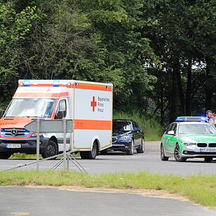 Kleintransporter übersieht Audi im Kreuzungsbereich