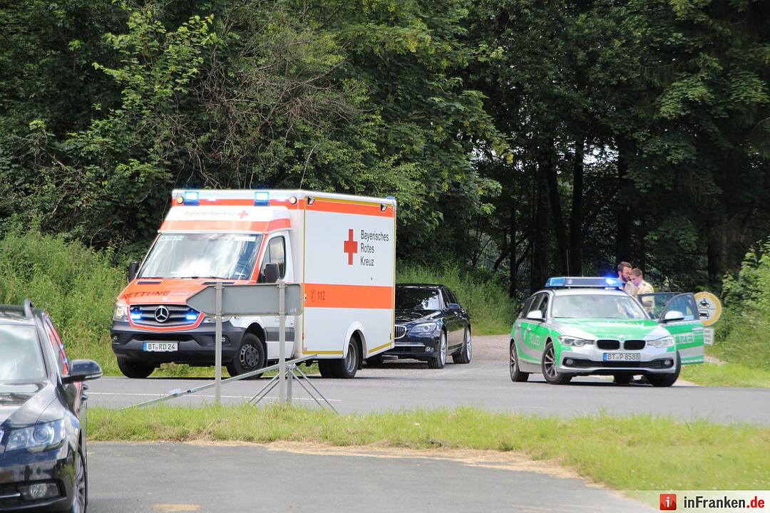 Kleintransporter übersieht Audi im Kreuzungsbereich