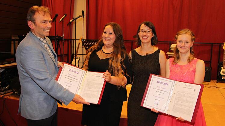 Beste Absolventin der Glockenbergschule Neustadt ist Paula Fischer (rechts). Beim Abschluss im Bildungsgang Lernen war Neslihan Hayhan (Zweite von links) mit 2,0 Prüfungsbeste. Schulleiter Manfred Bergmann (links) und Klassenlehrerin Steffi Hacker (Zweite von rechts) gratulieren. Foto: Rainer Glissnik