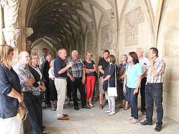 Reinhard Stelzer (Siebter von links) führte mehr als 20 Leserinnen und Leser der Mediengruppe Oberfranken durch das früherer Zisterzienserinnen-Kloster in Himmelkron. Unser Foto entstand im Kreuzgang. Foto: Alexander Müller