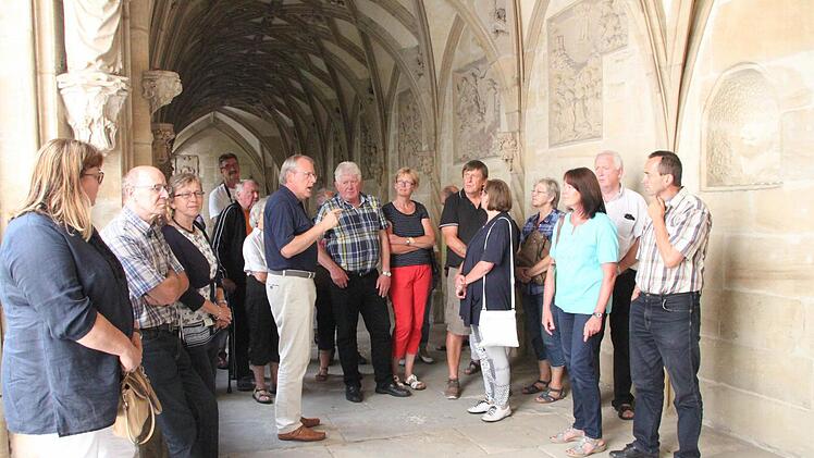 Reinhard Stelzer (Siebter von links) führte mehr als 20 Leserinnen und Leser der Mediengruppe Oberfranken durch das früherer Zisterzienserinnen-Kloster in Himmelkron. Unser Foto entstand im Kreuzgang. Foto: Alexander Müller