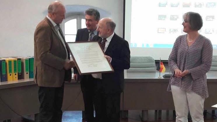 Bürgermeister G. Brehm bekommt von Mayor Michael Klcoyne die Übersetzung der Unabhängigkeitserklärung vom Easterrising 1916 überreicht, in der Mitte dahinter John Condon, rechts Dagmar Wennmacher, Vorsitzende des Freundeskreises Foto: privat