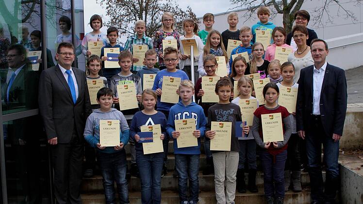 Die Teilnehmer am Kreiswettbewerb mit Martin Ullrich (links) von der Raiffeisenbank sowie Bürgermeister Michael Ziegler, Organisatorin Barbara Hahn und Lehrerin Kristina Lang (von rechts)  Foto: Günther Geiling