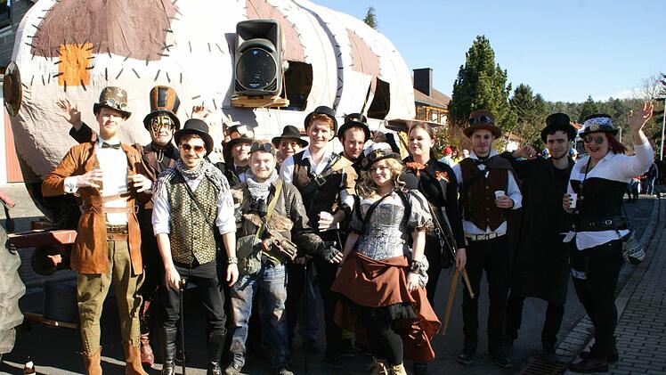 Die Oberschleichacher Jugend präsentierte sich ganz zauberhaft mit ihrer "Steam Airline", die sogar Seifenblasen unters Volk brachte.