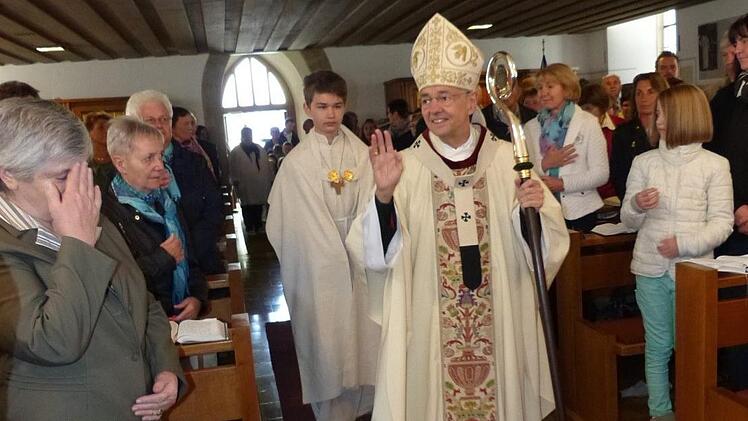 Erzbischof Ludwig Schick zieht ins Gotteshaus ein.