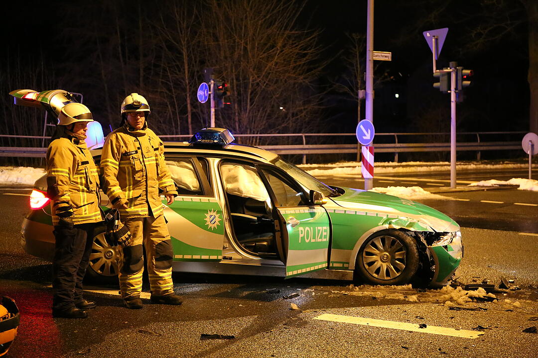 Frontalzusammenstoß mit einem Polizeiwagen in Hof