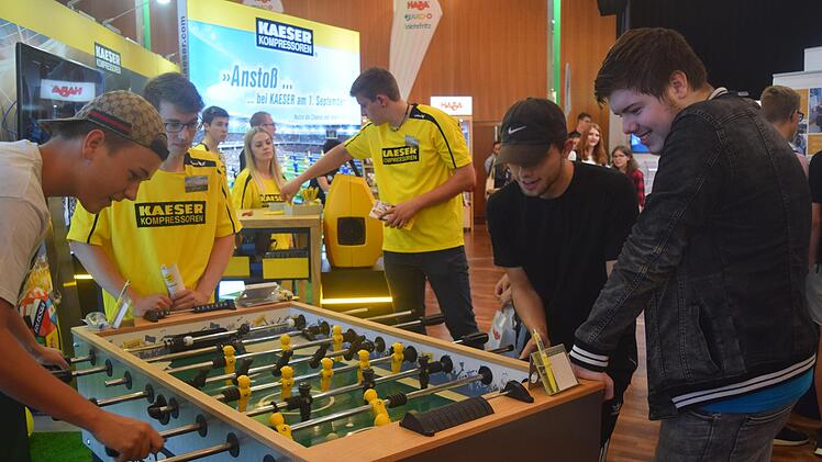 Spielerisch kommen Schüler und Unternehmen an den Messeständen ins Gespräch - beispielsweise bei einer Partie Kicker. Foto: Daniela Pondelicek