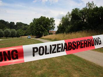 Bis 13.15 Uhr war der Bereich, in dem der sexuelle Übergriff geschah, von der Polizei zur Spurensicherung abgesperrt.  Fotos: Andreas Schmitt