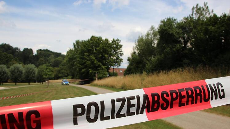 Bis 13.15 Uhr war der Bereich, in dem der sexuelle Übergriff geschah, von der Polizei zur Spurensicherung abgesperrt.  Fotos: Andreas Schmitt