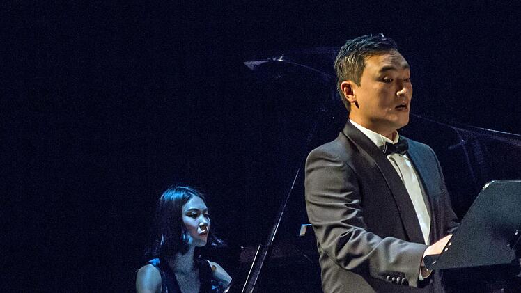 "Love of Autumn": Mit einem Liederabend begeistern fünf Sänger aus den Reihen des Landestheater-Chores bei einem Liederabend in der Reithalle. Am Klavier begleitete Mina Kim.Foto: Jochen Berger