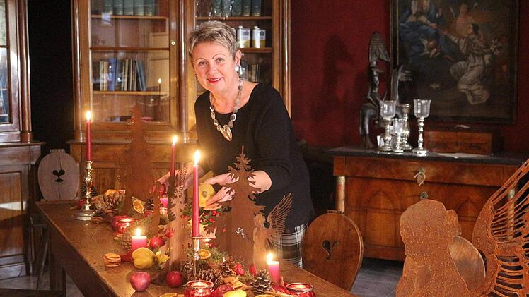 Margot Heiß beim Dekorieren der Ausstellung im Alten Fest- und Tanzsaal in Eggenbach Foto: privat
