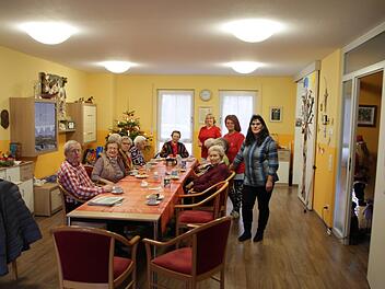 In der Tagesbetreuung der Caritas in Höchstadt wird nicht nur Kaffee getrunken. Die älteren Besucher haben mit den Betreuerinnen Luise Raab, Mireille Burmester und Angela Nendel (stehend von links) auch viel Spaß.  Fotos: Abndreas Dorsch