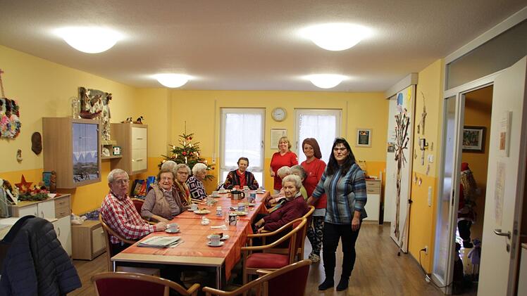 In der Tagesbetreuung der Caritas in Höchstadt wird nicht nur Kaffee getrunken. Die älteren Besucher haben mit den Betreuerinnen Luise Raab, Mireille Burmester und Angela Nendel (stehend von links) auch viel Spaß.  Fotos: Abndreas Dorsch