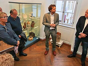 Um Ton und Porzellan geht es bei der neuen Sonderausstellung im  Henneberg-Museum, die jetzt eröffnet wurde.  Museumsleiter  Nicolas Zenzen (Mitte) hatte Interessantes zu erzählen.  Bürgermeister Helmut Blank (rechts)  hatte schon vor der Eröffnung von einem Paukenschlag gesprochen. Foto: Dieter Britz