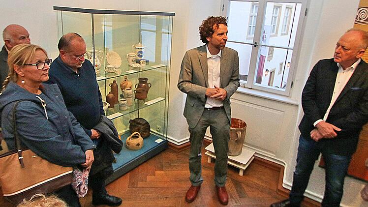 Um Ton und Porzellan geht es bei der neuen Sonderausstellung im  Henneberg-Museum, die jetzt eröffnet wurde.  Museumsleiter  Nicolas Zenzen (Mitte) hatte Interessantes zu erzählen.  Bürgermeister Helmut Blank (rechts)  hatte schon vor der Eröffnung von einem Paukenschlag gesprochen. Foto: Dieter Britz