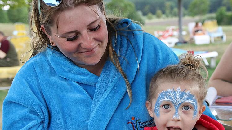 Sommerfest in der "ThermeNatur": Kati mit Tochter Lisa beim Schminken Foto: Desombre