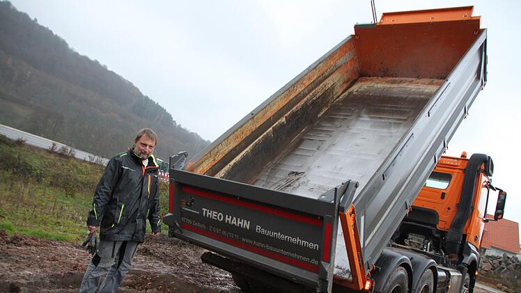 Klaus Hundhammer von der Firma Theo Hahn aus Schmidthof lädt Erdaushub ab. Foto: Ulrike Müller