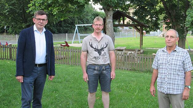 Hammelburgs B&uuml;rgermeister Armin Warmuth (links) dankte Andreas Beran (Mitte) f&uuml;r die &Uuml;bernahme des Ortssprecher-Ehrenamts und versprach dem scheidenden J&uuml;rgen Armbruster (rechts) eine Verabschiedung nach der "Corona-Zeit".       Foto: Winfried Ehling