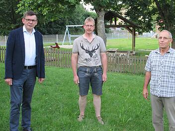 Hammelburgs Bürgermeister Armin Warmuth (links) dankte Andreas Beran (Mitte) für die Übernahme des Ortssprecher-Ehrenamts und versprach dem scheidenden Jürgen Armbruster (rechts) eine Verabschiedung nach der "Corona-Zeit".       Foto: Winfried Ehling