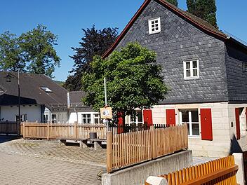 Das Jugendübernachtungshaus in Mitwitz erfreut sich großer Beliebtheit und wurde an seiner Fassade durch den Landkreis Kronach erst verschönert. Die Übernachtungsgebühren wurden angepasst. K.- H. Hofmann
