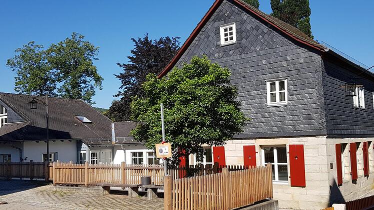 Das Jugendübernachtungshaus in Mitwitz erfreut sich großer Beliebtheit und wurde an seiner Fassade durch den Landkreis Kronach erst verschönert. Die Übernachtungsgebühren wurden angepasst. K.- H. Hofmann