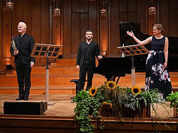 Dankbar für den Applaus waren (von links) Christoph Eß (Horn), Boris Kusnezow (Klavier) und Katja Stuber (Sopran). Romana Kochanowski