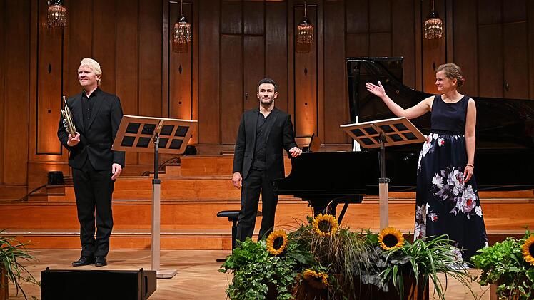 Dankbar für den Applaus waren (von links) Christoph Eß (Horn), Boris Kusnezow (Klavier) und Katja Stuber (Sopran). Romana Kochanowski
