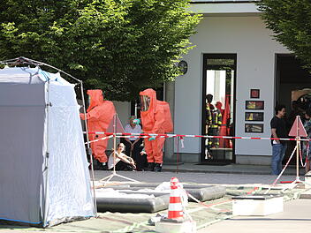 Unbekannter Stoff entdeckt: Feuerwehr r&uuml;ckt zu Gefahrguteinsatz aus