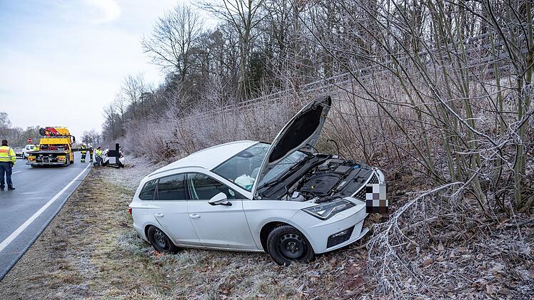 Unfall auf B4 im Kreis Coburg: Auto gerät in den Gegenverkehr - Zwei Fahrer verletzt