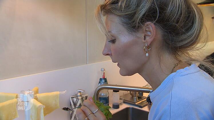 Ein skeptischer Blick: Sieht der selbstgemachte Balsamico-Kaviar appetitlich aus oder eher klumpig wie der erste Versuch?