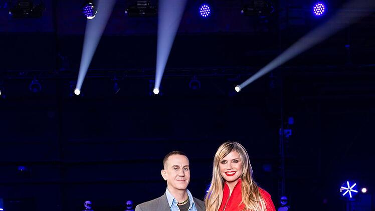 Heidi Klum wird von Designer und Gastjuror Jeremy Scott unterst&uuml;tzt.