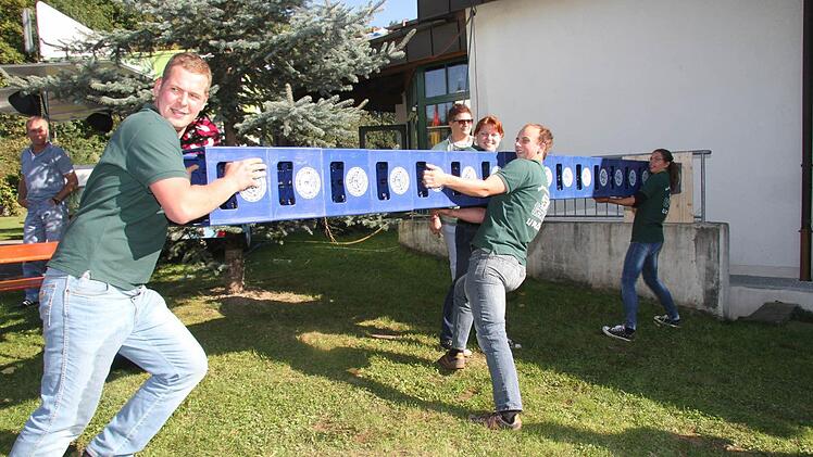 Bierkasten-Stemmen: nichts für unsportliche Typen. Fotos: Sonja Adam