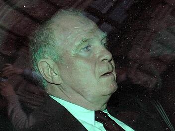 Der Präsident des FC Bayern München, Uli Hoeneß, verlässt in einem Auto am 13.03.2014 nach der Urteilsverkündung das Landgericht München II. Hoeneß wurde zu dreieinhalb Jahren Haft wegen Steuerhinterziehung in Millionenhöhe verurteilt. Foto: Andreas Gebert/dpa