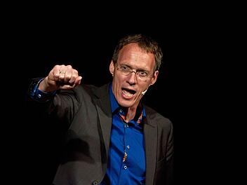 Auch als Comedian beherrscht der ehemalige Weltklasse-Läufer Dieter Baumann die Sieger-Pose. Foto: Jochen Berger