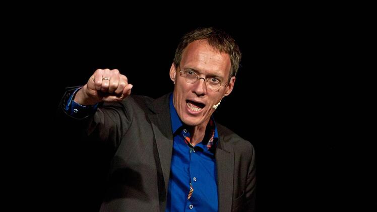 Auch als Comedian beherrscht der ehemalige Weltklasse-Läufer Dieter Baumann die Sieger-Pose. Foto: Jochen Berger