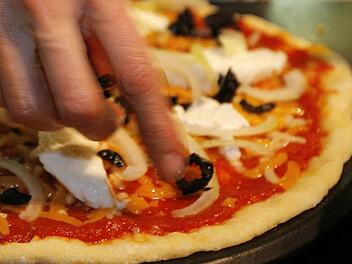 Ein Betrunkener nahm in Bayreuth Passanten drei Kartons mit Pizza aus der Hand und fl&uuml;chtete. Symbolbild Foto: Tim Brakemeier