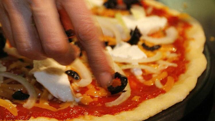 Ein Betrunkener nahm in Bayreuth Passanten drei Kartons mit Pizza aus der Hand und fl&uuml;chtete. Symbolbild Foto: Tim Brakemeier