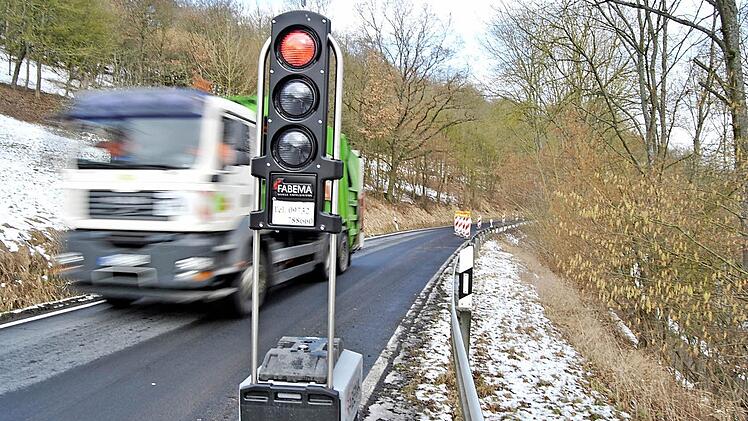Hindernis dauert an: Wann die Engstelle auf der Staatsstraße zwischen Euerdorf und Aura verschwindet, ist offen.  Foto: W. Dünnebier/Archiv