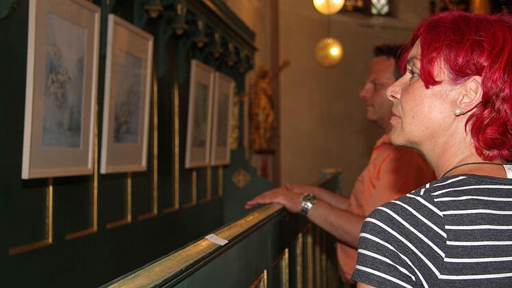 Die zahlreichen Kunstliebhaber genossen die Mischung aus Kunst und Musik. Foto: Sonja Adam