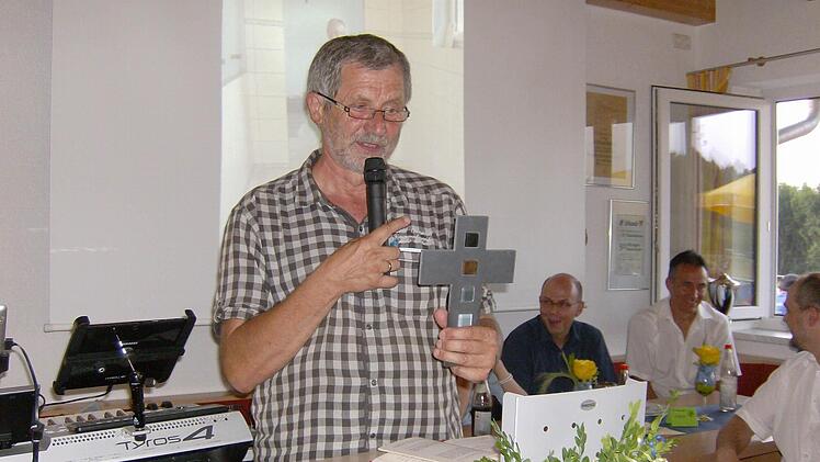 Das Sportheim hat auch kirchlichen Segen erhalten. Foto: Petra Malbrich