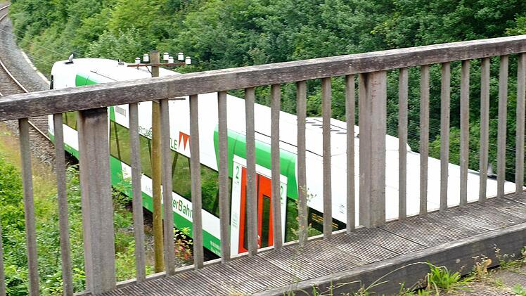 Die Brücke über die Bahnlinie bei Morlesau. Fotos: Gerd Schaar