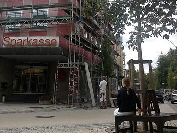 Blick auf die Baustelle: Eine Passantin beobachtet die Bauarbeiten in der Ludwigstraße. Das Gebäude wird energetisch saniert. Foto: Ulrike Müller