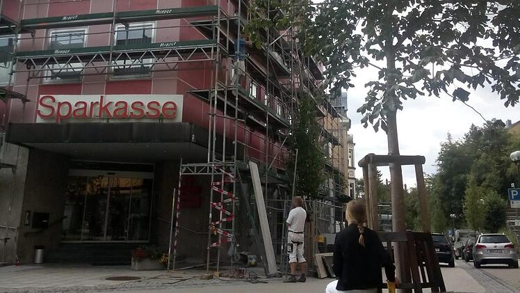 Blick auf die Baustelle: Eine Passantin beobachtet die Bauarbeiten in der Ludwigstraße. Das Gebäude wird energetisch saniert. Foto: Ulrike Müller
