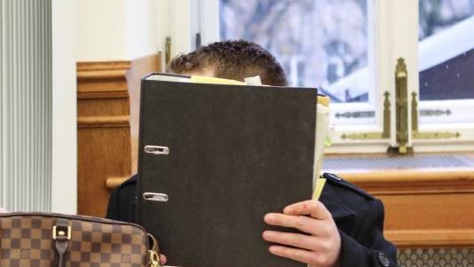 Aufgrund des schlechten Gesundheitszustands des Angeklagten (hier beim Auftakt am 9. November) war der Liquid-Ecstasy-Prozess am Landgericht Bamberg länger als drei Wochen unterbrochen und muss von vorne beginnen. Foto: Barbara Herbst
