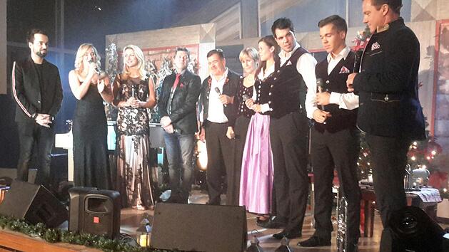 Stefan Mross (rechts) holte die Stars des Schlagers und der Volksmusik auf die B&uuml;hne im Staatsbad. Fotos: Rolf Pralle