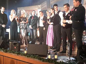 Stefan Mross (rechts) holte die Stars des Schlagers und der Volksmusik auf die Bühne im Staatsbad. Fotos: Rolf Pralle