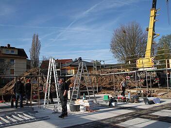 Am 18. April 2018 herrschte auf der Baustelle in Volkers Hochbetrieb. Die Fertigteile für den neuen Kindergarten wurden geliefert. Foto: Ulrike Müller
