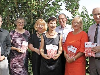 Machen gemeinsam Werbung für Kultur: (von links) Michael Hübner, Helene Rümer, Annemarie Reiser-Meyerweissflog, Renate Ortloff, Alexander Meyerweissflog, Barbara Gemeinhardt und Landrat Wilhelm Schneider. Foto: Christiane Reuther